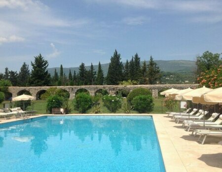 AFFASCINANTE RISTORANTE ALBERGHIERO IN PROVENZA