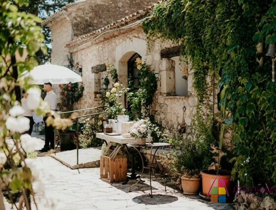 AFFASCINANTE RISTORANTE ALBERGHIERO IN PROVENZA