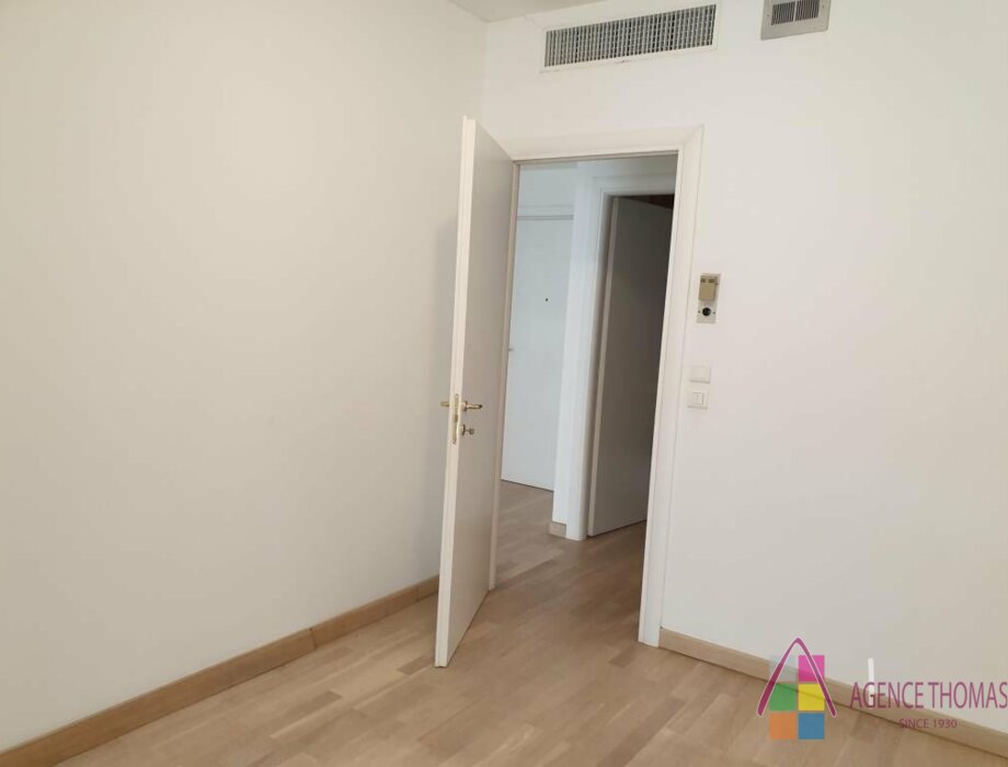 2 LOCALI ZONA SPIAGGE - IDEALE PER INVESTITORE